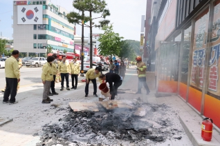 삼척시의회 의원 및 직원들 화재진압 앞장 대표이미지